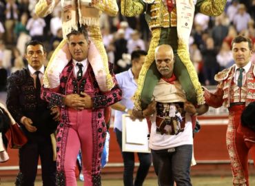 SE DESPIDE PONCE DE MANIZALES CON TRES OREJAS, DOS CORTA JUAN DE CASTILLA. CASTELLA SIN ESPADA SALE ENTRE OVACIONES.