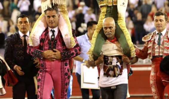 SE DESPIDE PONCE DE MANIZALES CON TRES OREJAS, DOS CORTA JUAN DE CASTILLA. CASTELLA SIN ESPADA SALE ENTRE OVACIONES.