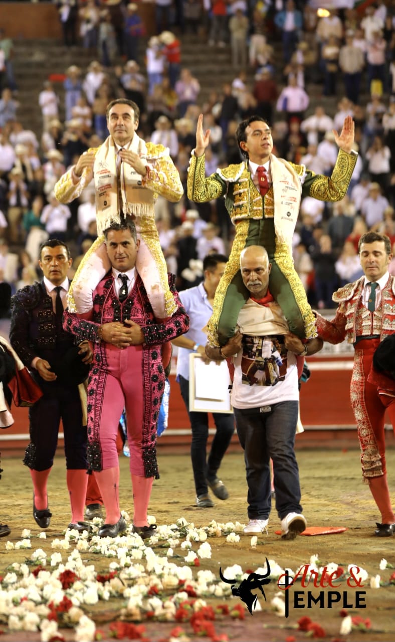 SE DESPIDE PONCE DE MANIZALES CON TRES OREJAS, DOS CORTA JUAN DE CASTILLA. CASTELLA SIN ESPADA SALE ENTRE OVACIONES.