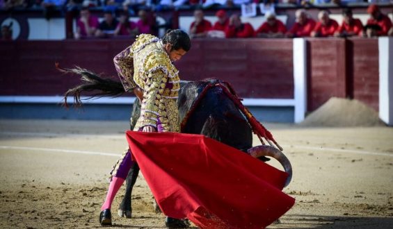 GRAN FAENA DE EMILIO DE JUSTO PREMIADA CON UNA OREJA