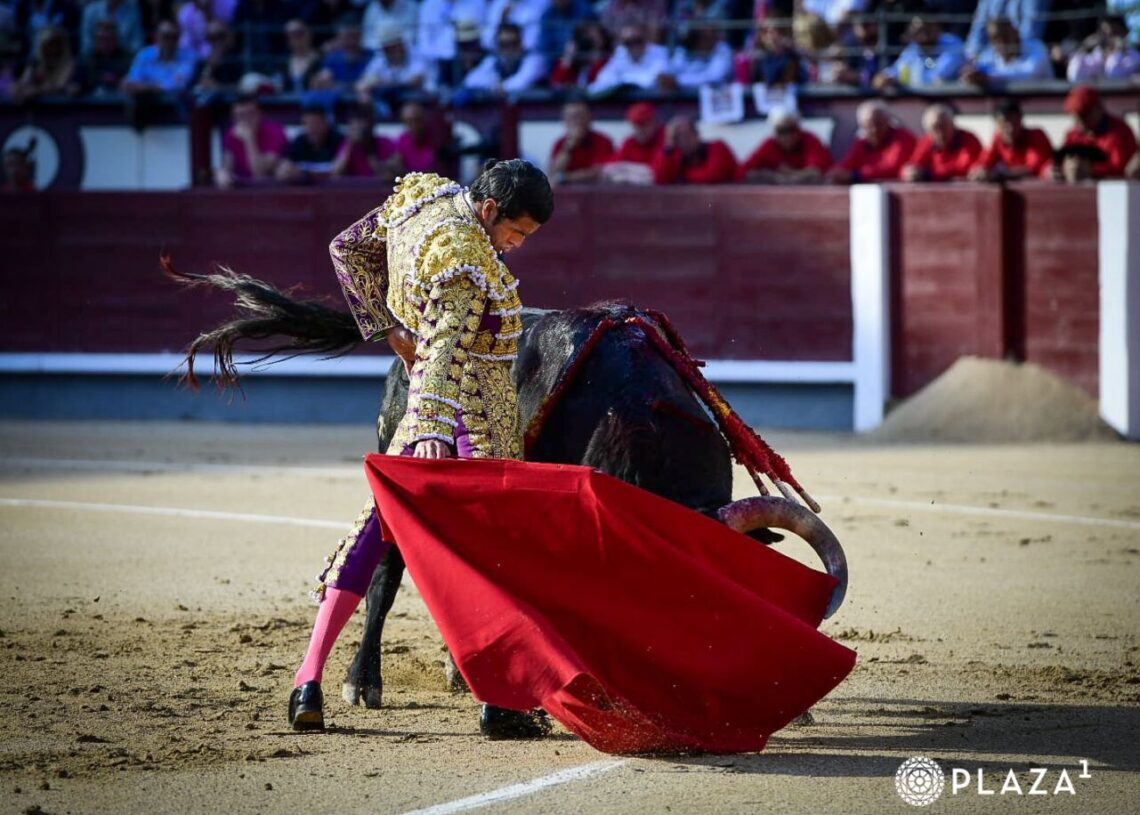 GRAN FAENA DE EMILIO DE JUSTO PREMIADA CON UNA OREJA