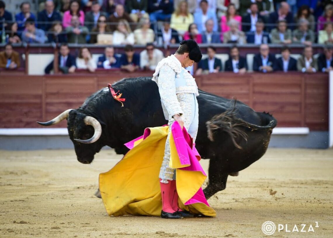 SE LE ESCAPA LA CUARTA PUERTA GRANDE A F. ADRIAN POR LA ESPADA