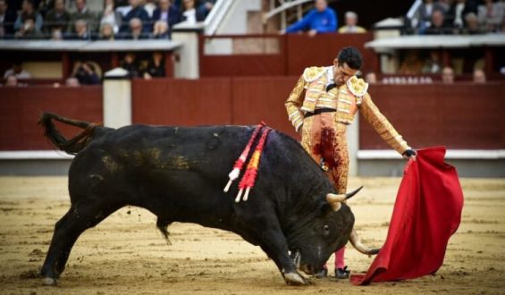 TALAVANTE TOREA CON DESMAYO Y ABRE LA PUERTA GRANDE