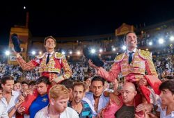 CON FUERTES DOLORES DESPUES DE COGIDA ROCA REY CORTA DOS OREJAS EN HUELVA