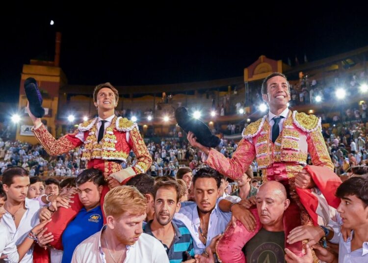 CON FUERTES DOLORES DESPUES DE COGIDA ROCA REY CORTA DOS OREJAS EN HUELVA