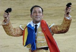 ARRIBA A SUS 60 AÑOS EL MAESTRO CESAR RINCON.