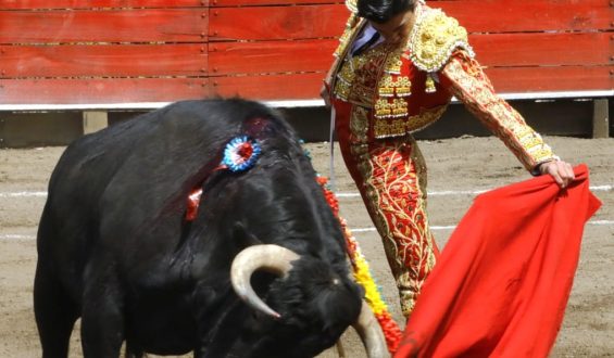 NUEVO TRIUNFO DE ROCA REY INAUGURANDO PLAZA ECUATORIANA