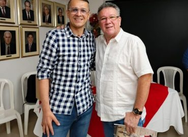 NUTRIDA ASISTENCIA  A LA ENTREGA DE LA REVISTA DE ASTAUROS