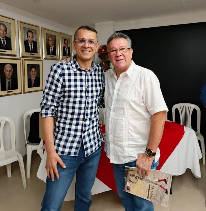 NUTRIDA ASISTENCIA  A LA ENTREGA DE LA REVISTA DE ASTAUROS