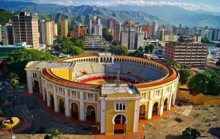 UNA PLAZA VENEZOLANA INACTIVA A SUS 93 AÑOS DE INAUGURADA