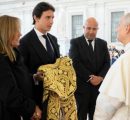 ANDRES ROCA REY OBSEQUIÓ CAPOTE DE PASEO AL PAPA LEON XIV