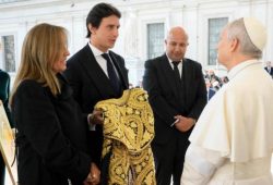 ANDRES ROCA REY OBSEQUIÓ CAPOTE DE PASEO AL PAPA LEON XIV