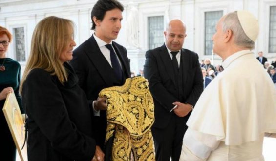 ANDRES ROCA REY OBSEQUIÓ CAPOTE DE PASEO AL PAPA LEON XIV