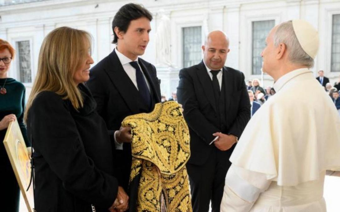 ANDRES ROCA REY OBSEQUIÓ CAPOTE DE PASEO AL PAPA LEON XIV