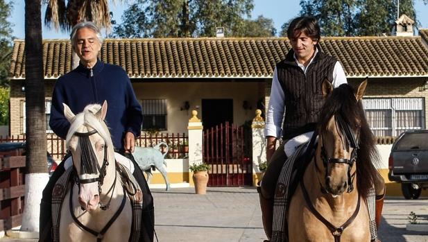 EL CANTANTE ITALIANO ANDREA BOCELLI GRAN ADMIRADOR DEL TOREO A CABALLO