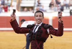 SOBERBIA TARDE DE DAVID DE MIRANDA CON CUATRO OREJAS Y EN VOLANDAS CON EL NOVILLERO M. QUINTANA  CON DOS  APÉNDICES EN POZABLANCO