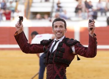 SOBERBIA TARDE DE DAVID DE MIRANDA CON CUATRO OREJAS Y EN VOLANDAS CON EL NOVILLERO M. QUINTANA  CON DOS  APÉNDICES EN POZABLANCO