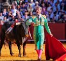 M. ESCRIBANO CORTA LA ÚNICA OREJA DE LA TARDE EN EL FINAL DE LA FERIA DE SEVILLA