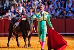 M. ESCRIBANO CORTA LA ÚNICA OREJA DE LA TARDE EN EL FINAL DE LA FERIA DE SEVILLA
