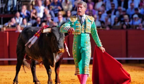 M. ESCRIBANO CORTA LA ÚNICA OREJA DE LA TARDE EN EL FINAL DE LA FERIA DE SEVILLA