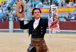 CATEDRA DE TOREO A CABALLO FIRMO DIEGO VENTURA QUE CONSIGUE SU PUERTA GRANDE NÚMERO 20. LEA VICENS CORTO UN APENDICE.