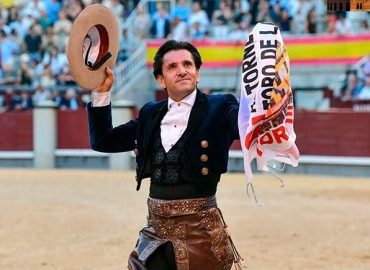 CATEDRA DE TOREO A CABALLO FIRMO DIEGO VENTURA QUE CONSIGUE SU PUERTA GRANDE NÚMERO 20. LEA VICENS CORTO UN APENDICE.