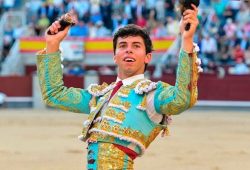 IMPACTANTE PRESENTACION DE JULIO MENDEZ QUE SALE POR LA PUERTA GRANDE DE LAS VENTAS