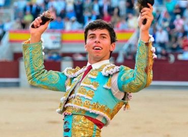 IMPACTANTE PRESENTACION DE JULIO MENDEZ QUE SALE POR LA PUERTA GRANDE DE LAS VENTAS