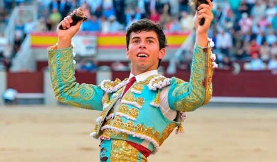IMPACTANTE PRESENTACION DE JULIO MENDEZ QUE SALE POR LA PUERTA GRANDE DE LAS VENTAS
