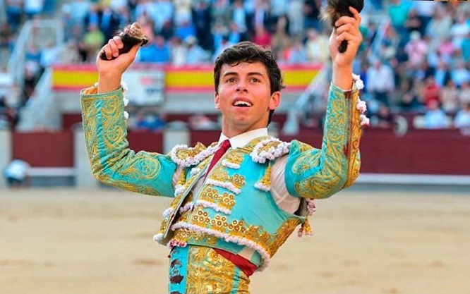 IMPACTANTE PRESENTACION DE JULIO MENDEZ QUE SALE POR LA PUERTA GRANDE DE LAS VENTAS