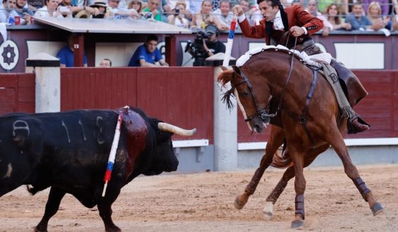 ALTO NIVEL DE TOREO A LA JINETA EN LAS VENTAS