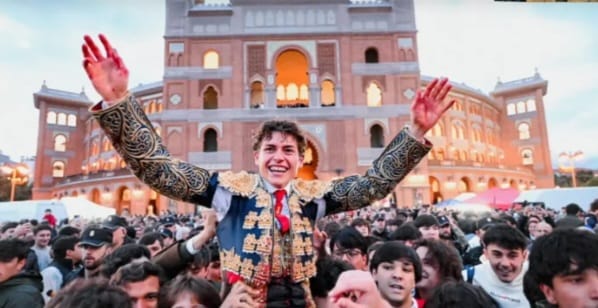 ANGUSTIOSA PUERTA GRANDE CONSIGUE ALVARO SERRANO EN MADRID
