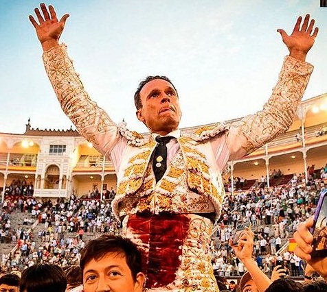 CON SU ESTILO HISTRIONICO Y SUI GENERIS ANTONIO FERRERA ALCANZA LA PUERTA GRANDE DE MADRID