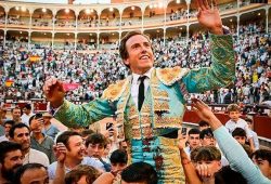 UN EPÍLOGO DE FERIA CON TRIUNFO DE ROMÁN A HOMBROS