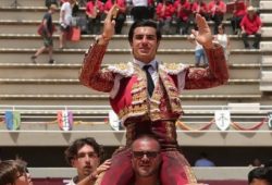 J. E. COLOMBO INDULTA A “ARLESIEN” EN LA MATINAL DE ISTRES Y C. RINCÓN CORTA TRES OREJAS EN LA VESPERTINA