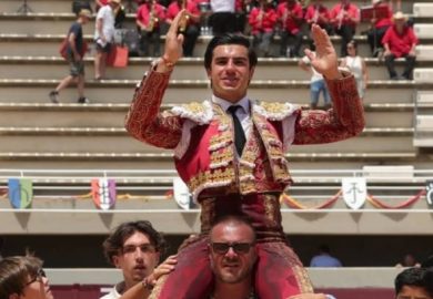 J. E. COLOMBO INDULTA A “ARLESIEN” EN LA MATINAL DE ISTRES Y C. RINCÓN CORTA TRES OREJAS EN LA VESPERTINA
