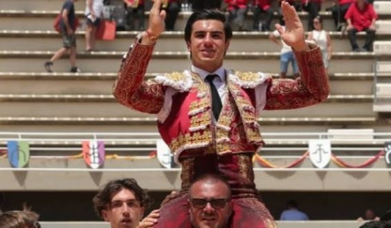 J. E. COLOMBO INDULTA A “ARLESIEN” EN LA MATINAL DE ISTRES Y C. RINCÓN CORTA TRES OREJAS EN LA VESPERTINA